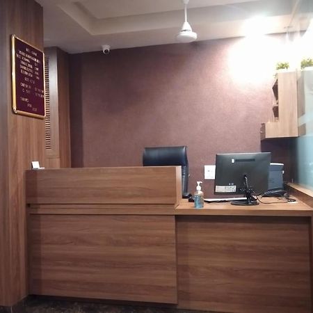 Hotel Radha Krishna Ānand Exteriör bild