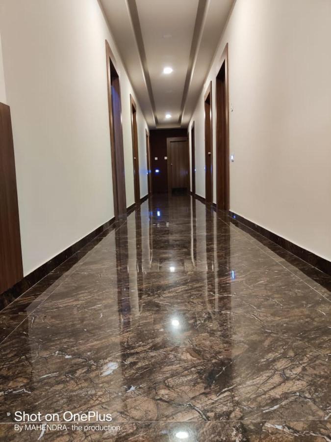 Hotel Radha Krishna Ānand Exteriör bild