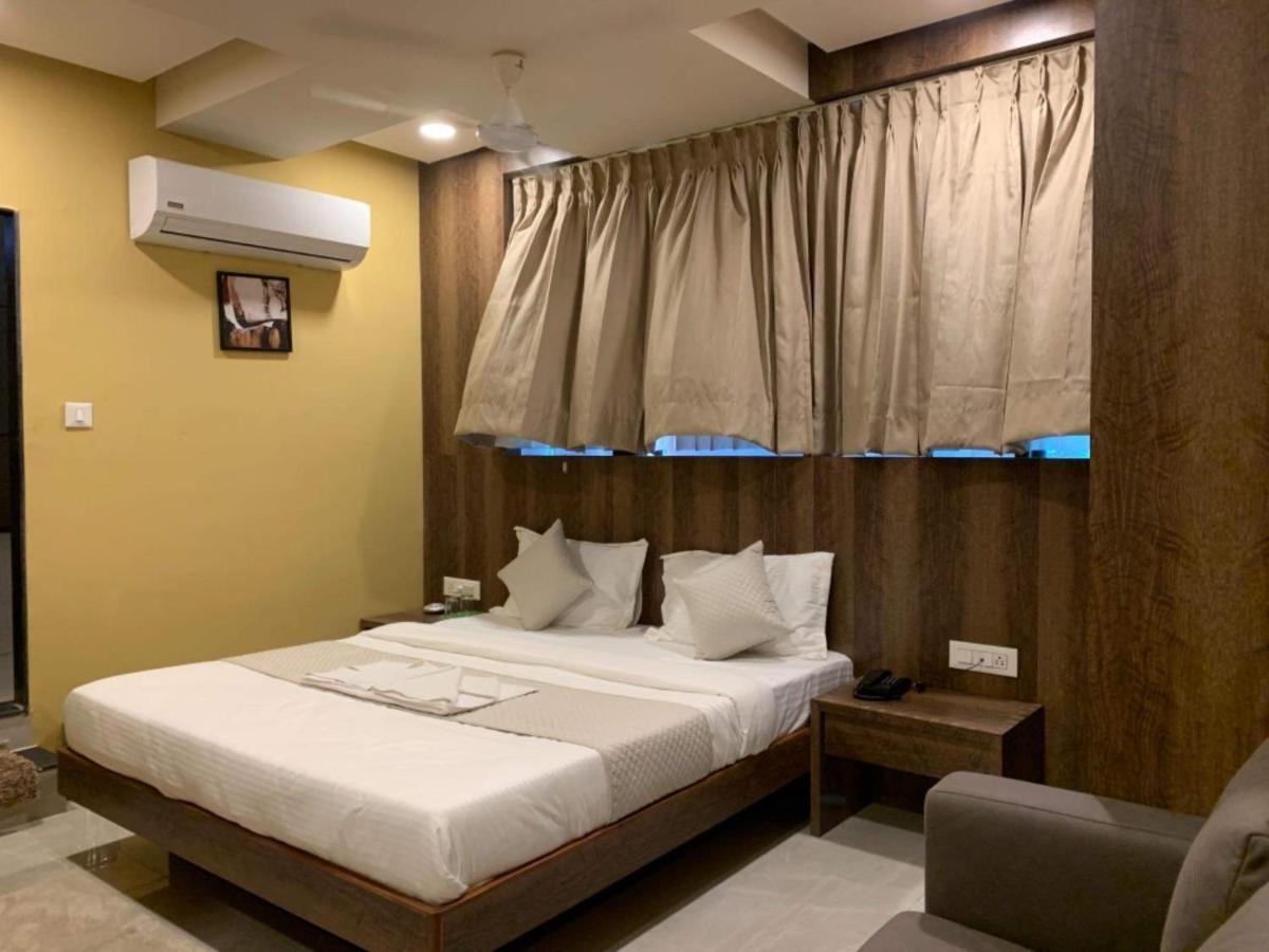 Hotel Radha Krishna Ānand Exteriör bild